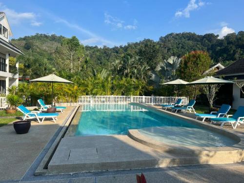 Kolam renang di atau dekat dengan Villa Colina Khao Lak Rooms and Bungalows - Adults Only
