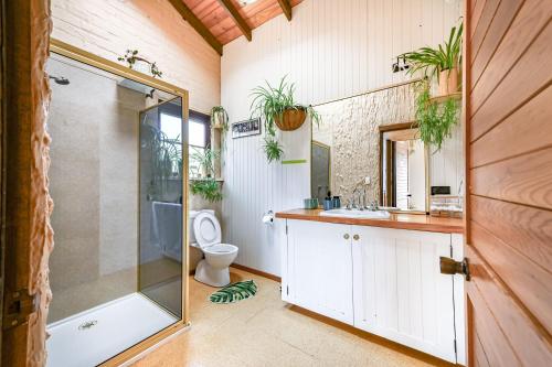 Ένα μπάνιο στο Red Brick Seaview Lof,Green Oasis,Massage