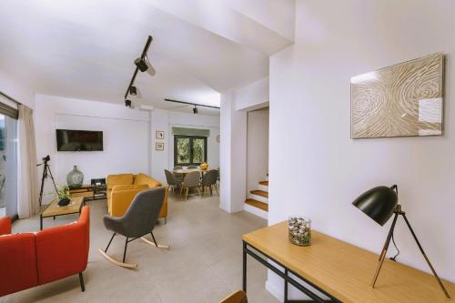Μια τηλεόραση ή/και κέντρο ψυχαγωγίας στο Anemos Luxury Villas