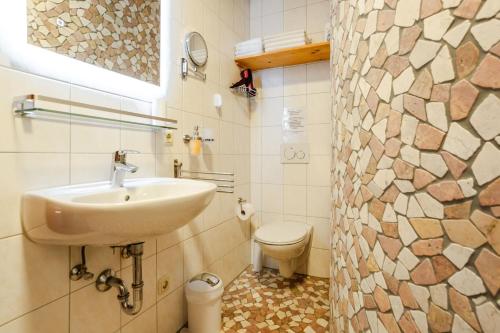 a bathroom with a sink and a toilet at Ferienhof Hohe in Hiltpoltstein
