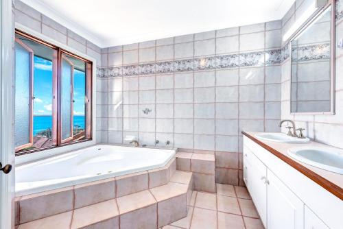 Koupelna v ubytování Panoramic Oceanview Manor