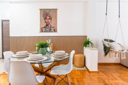 Nataly's Vibrant 2BR - 4 mins walk to Acropolis