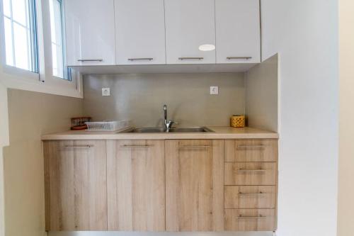 Nataly's Vibrant 2BR - 4 mins walk to Acropolis