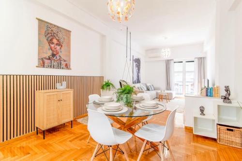 Nataly's Vibrant 2BR - 4 mins walk to Acropolis