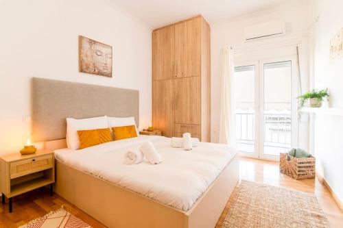 Nataly's Vibrant 2BR - 4 mins walk to Acropolis