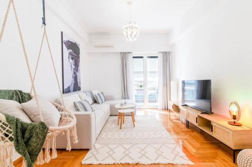 Nataly's Vibrant 2BR - 4 mins walk to Acropolis