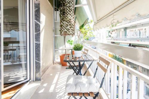 Nataly's Vibrant 2BR - 4 mins walk to Acropolis