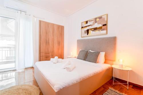 Nataly's Vibrant 2BR - 4 mins walk to Acropolis