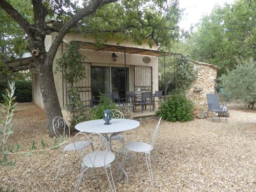 Le cabanon, 3 étoiles, sa piscine au pied du Luberon