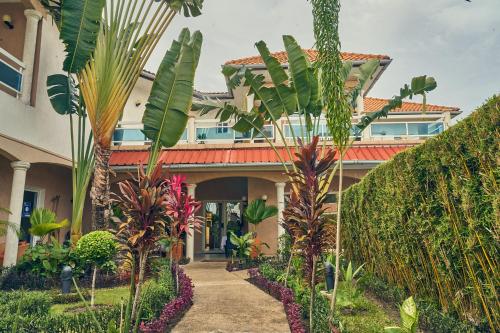 una casa con árboles y plantas delante de ella en Guest Wharf - Côte Sauvage, en Pointe-Noire