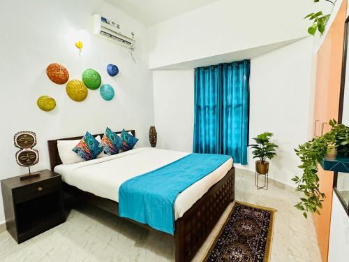 Ένα ή περισσότερα κρεβάτια σε δωμάτιο στο GR STAYS Beautiful 2bhk Apartment In Arpora 5 mins to Baga