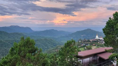 Pemandangan gunung umum atau pemandangan gunung yang diambil dari resort