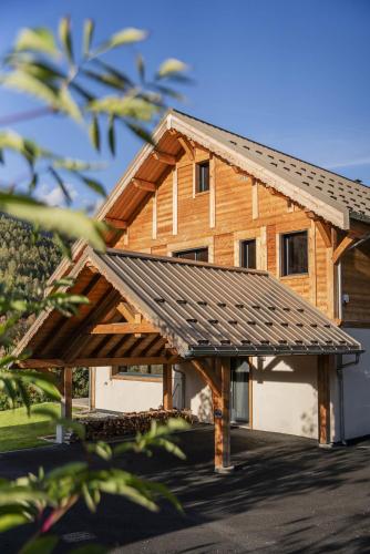Les VigneauxにあるChalet ECRIN DES VIGNESの金属屋根の木造家屋