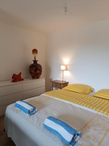 - une chambre avec 2 lits et des serviettes bleues dans l'établissement La Templerie, à Châteauthébaud