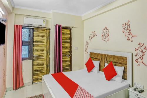 Postel nebo postele na pokoji v ubytování Hotel O Shankar Hotel Ghaziabad Railway Station