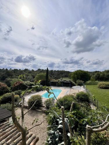 - une vue sur la piscine dans la cour dans l'établissement Le Mas Du Gentilhomme Chambre Glycine, à Orthoux-Sérignac-et-Quilhan