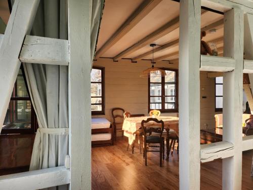 une salle à manger avec une table et des chaises dans l'établissement La Petite Alsacienne, à Strasbourg