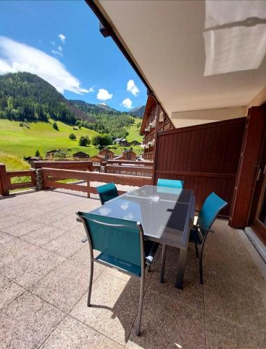 une table et des chaises sur une terrasse avec vue dans l'établissement Arêches, 4 pers, télésiège à 5 mn à pied, grande terrasse en RDJ, à Beaufort