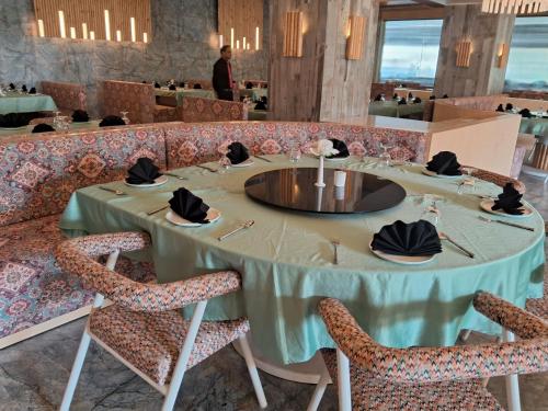 The Parterre - SG Highway Ahmedabadにあるレストランまたは飲食店