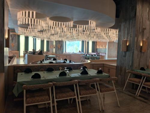 The Parterre - SG Highway Ahmedabadにあるレストランまたは飲食店
