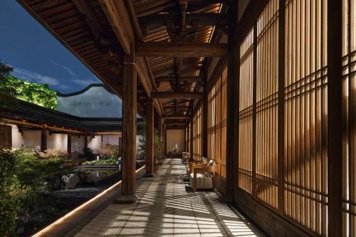 福州福州三坊七巷安民半舍文化酒店Fuzhou Sanfang Qixiang Anmin Banshe Cultural Hotel的享有带顶棚走道的建筑外部景色