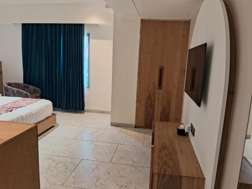 The Parterre - SG Highway Ahmedabadにあるテレビまたはエンターテインメントセンター