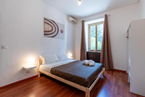 una camera da letto con un letto in una stanza con una finestra di Typical & Cozy Apartment - Testaccio - Trastevere a Roma