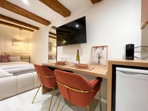 a kitchen and living room with a table and chairs at Suite Ruby in Sélestat