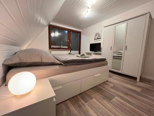 a bedroom with a large bed with a window at FeWo Naturblick mitten im schönen Cuxland Perfekt für Familien mit Hunden in Stinstedt