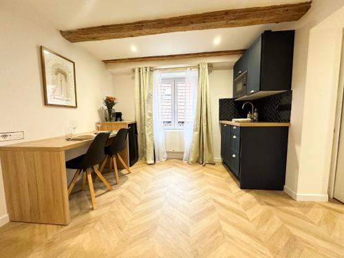 a kitchen with a table and chairs in a room at Suite Saphir in Sélestat