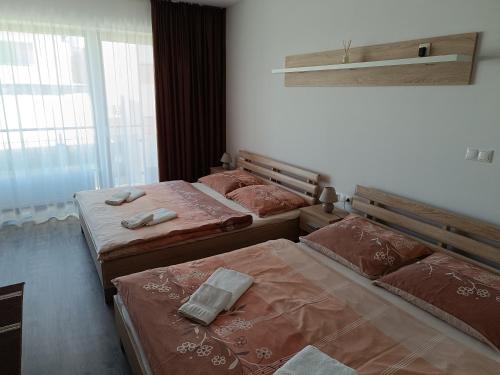 Rúm í herbergi á Apartmán Lucka A202