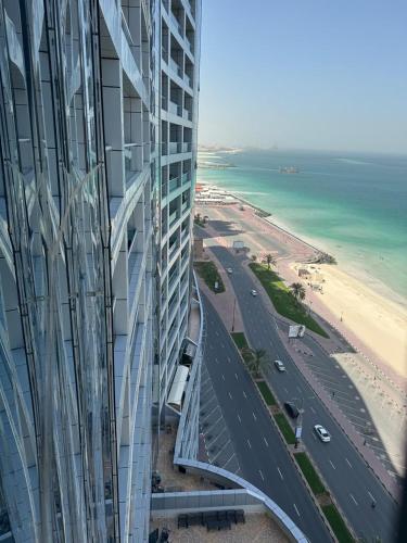 ein Gebäude mit Blick auf den Strand und das Meer in der Unterkunft Corniche Residence Tower in Ajman 