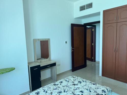 Säng eller sängar i ett rum på Corniche Residence Tower