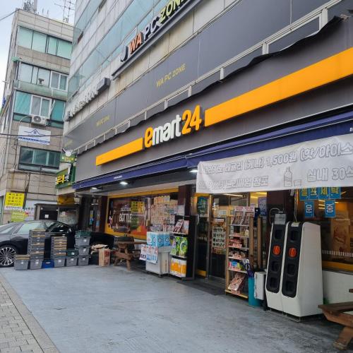 a store front of a building with a lot of shops at 정스테이 서울 잠실 롯데월드 kspodome 아산병원 길동 코엑스 성수명동강남동대문 in Seoul