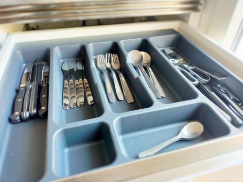 ein Plastiktablett mit Küchenutensilien in einer Schublade in der Unterkunft Moderno Atico Loft en Peñíscola Centro, cerca de la Playa y el Castillo Papa Luna in Peñíscola