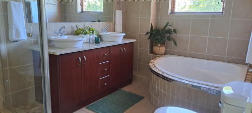 Bilik mandi di Karoo Sun Boutique Guest House