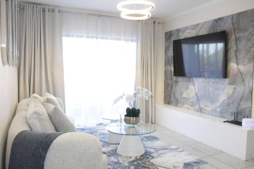 Televisyen dan/atau pusat hiburan di Stunning 2 bed Apartment near Monte Casino