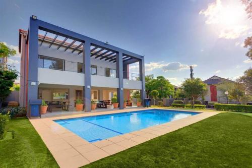 Kolam renang di atau dekat dengan Stunning 2 bed Apartment near Monte Casino