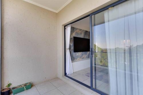 Televisyen dan/atau pusat hiburan di Stunning 2 bed Apartment near Monte Casino