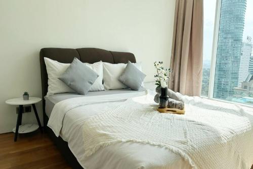 Ένα ή περισσότερα κρεβάτια σε δωμάτιο στο Premium Living Sky Suites - Twin Towers KLCC 2-min walk
