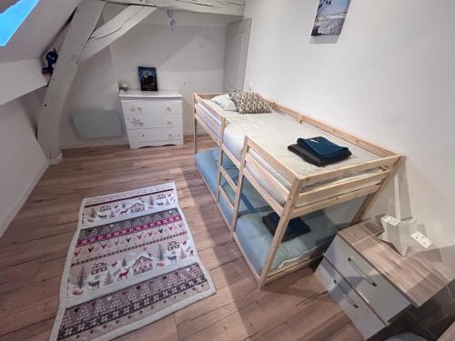 a small room with a bunk bed and a staircase at La chambre des petits voyageurs in Sennecey-lès-Dijon