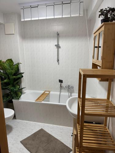 a bathroom with a tub and a toilet and a sink at Naumburger Charme Traminer in Naumburg