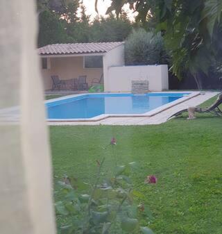 une piscine dans la cour d'une maison dans l'établissement La Maison Verte, à Tulette