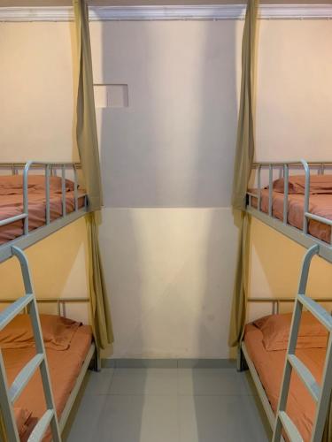 Katil atau katil-katil dalam bilik di Backpacker Space