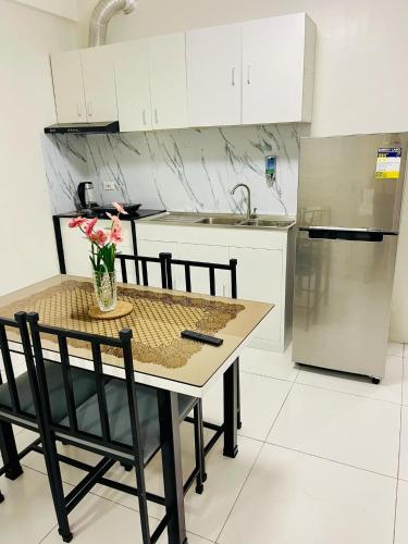 Kuchyň nebo kuchyňský kout v ubytování Riverfront City 2 Suite Room