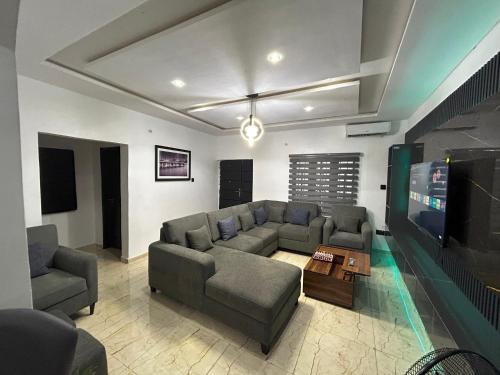 Un lugar para sentarse en Abiodun Prime Apartment