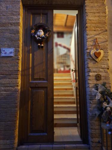 a door with a heart on the side of a building at Casa Ernesto-AMICA DEI CICLISTI in Acquasparta