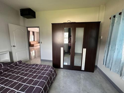 Postel nebo postele na pokoji v ubytování 3-Bedroom Chiang Mai House with Parking & Garden
