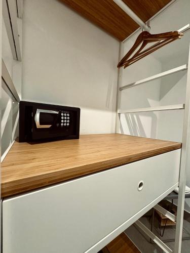 a small kitchen with a microwave on a counter at Palermo Inn Boutique Hotel in Palermo