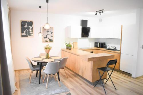 Apartment with Garden & FREE Parking & Late check out